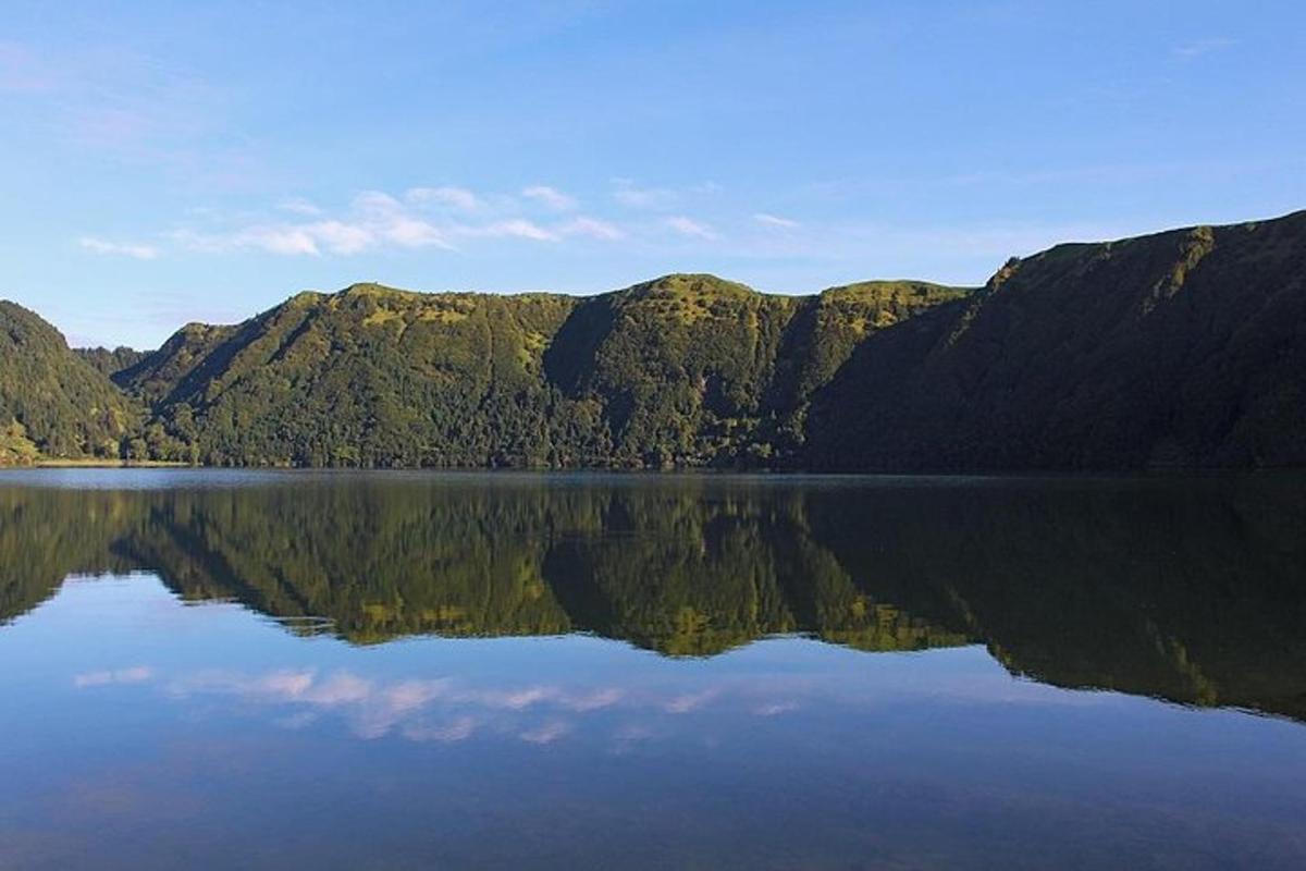 un grande specchio d'acqua con le montagne sullo sfondo