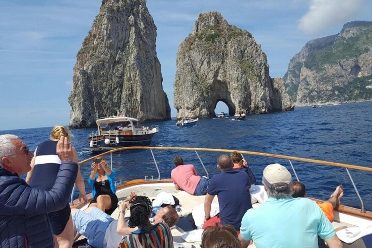 skupina ljudi na čolnu v oceanu
