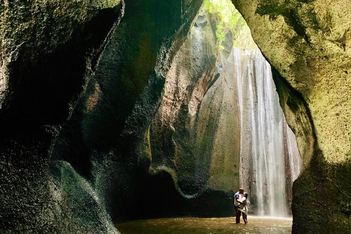 un uomo in piedi davanti a una cascata