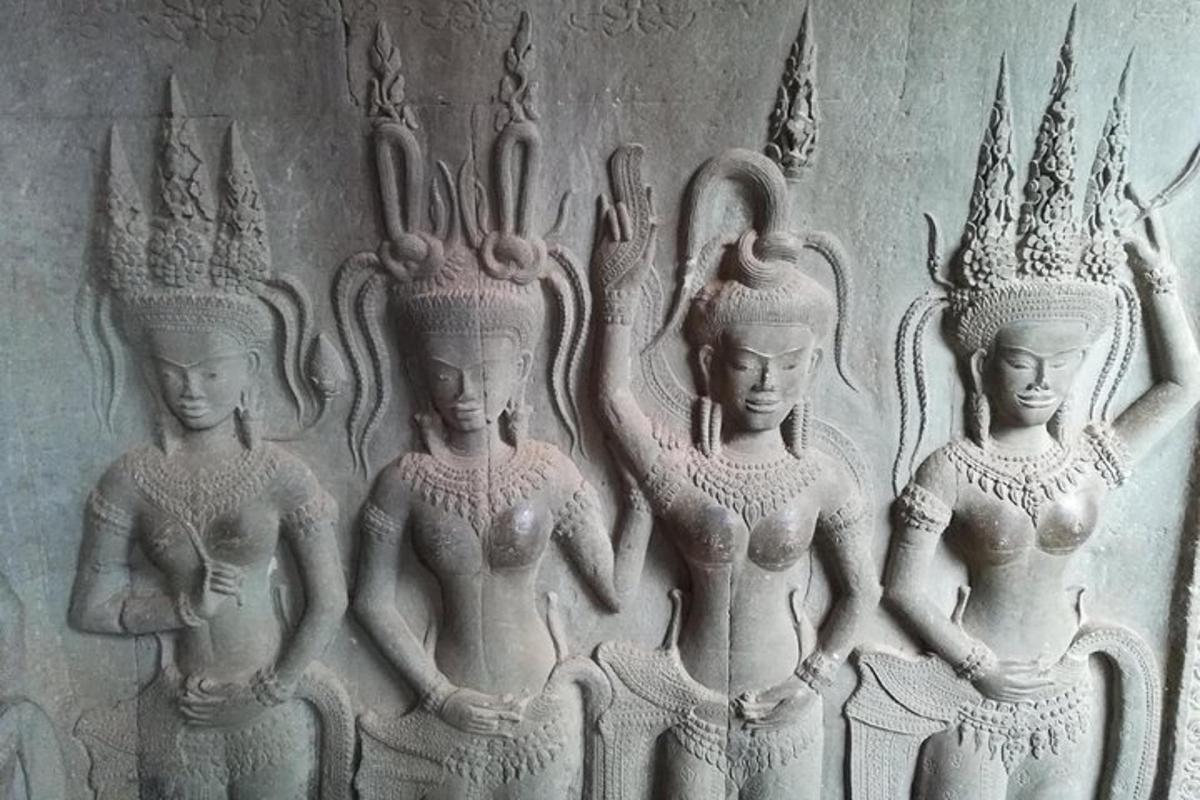un muro di pietra con un gruppo di statue su di esso