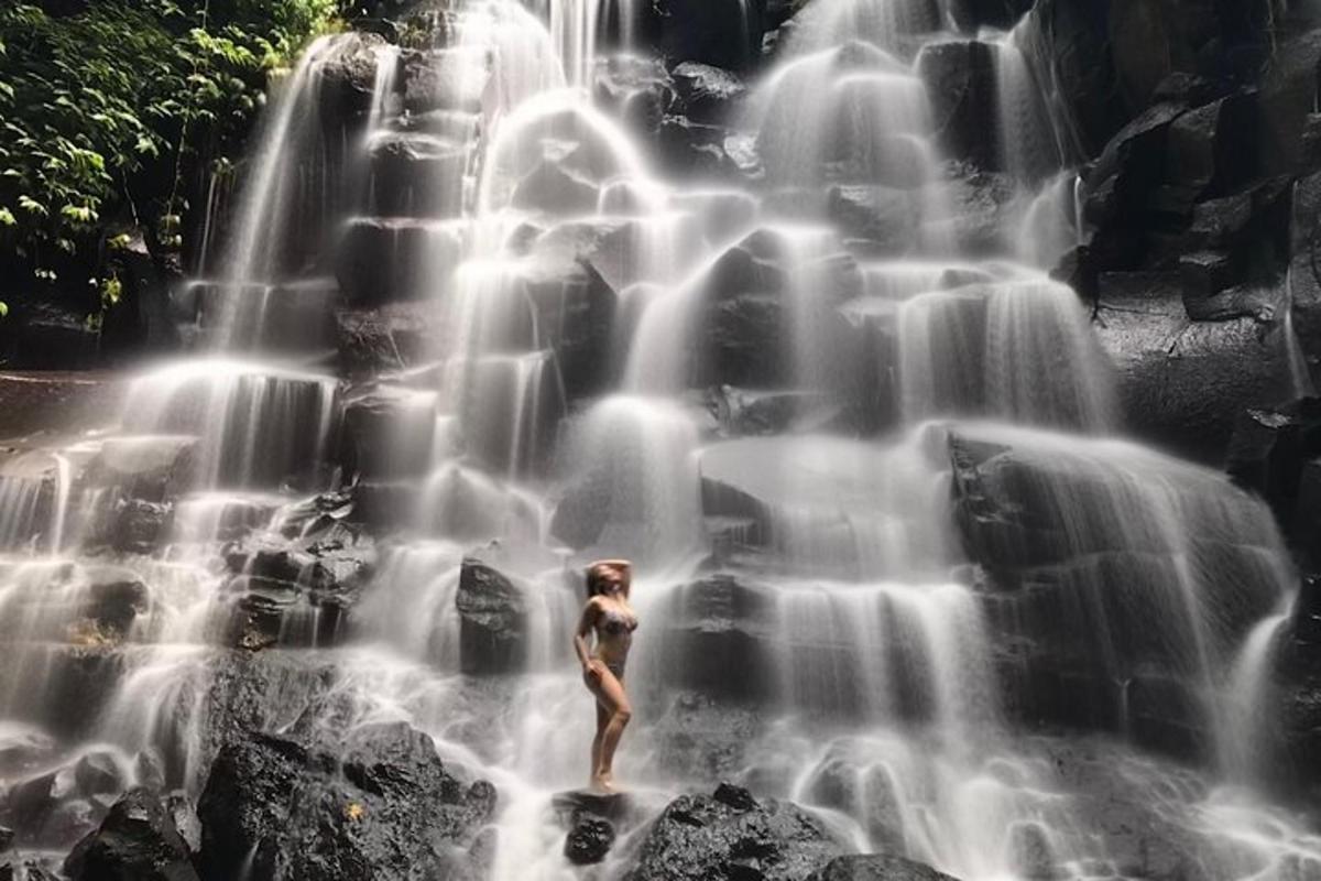 una donna in piedi davanti a una cascata