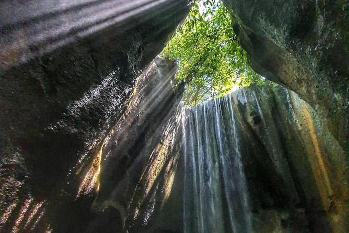 eine Nahaufnahme eines Wasserfalls, auf den die Sonne scheint