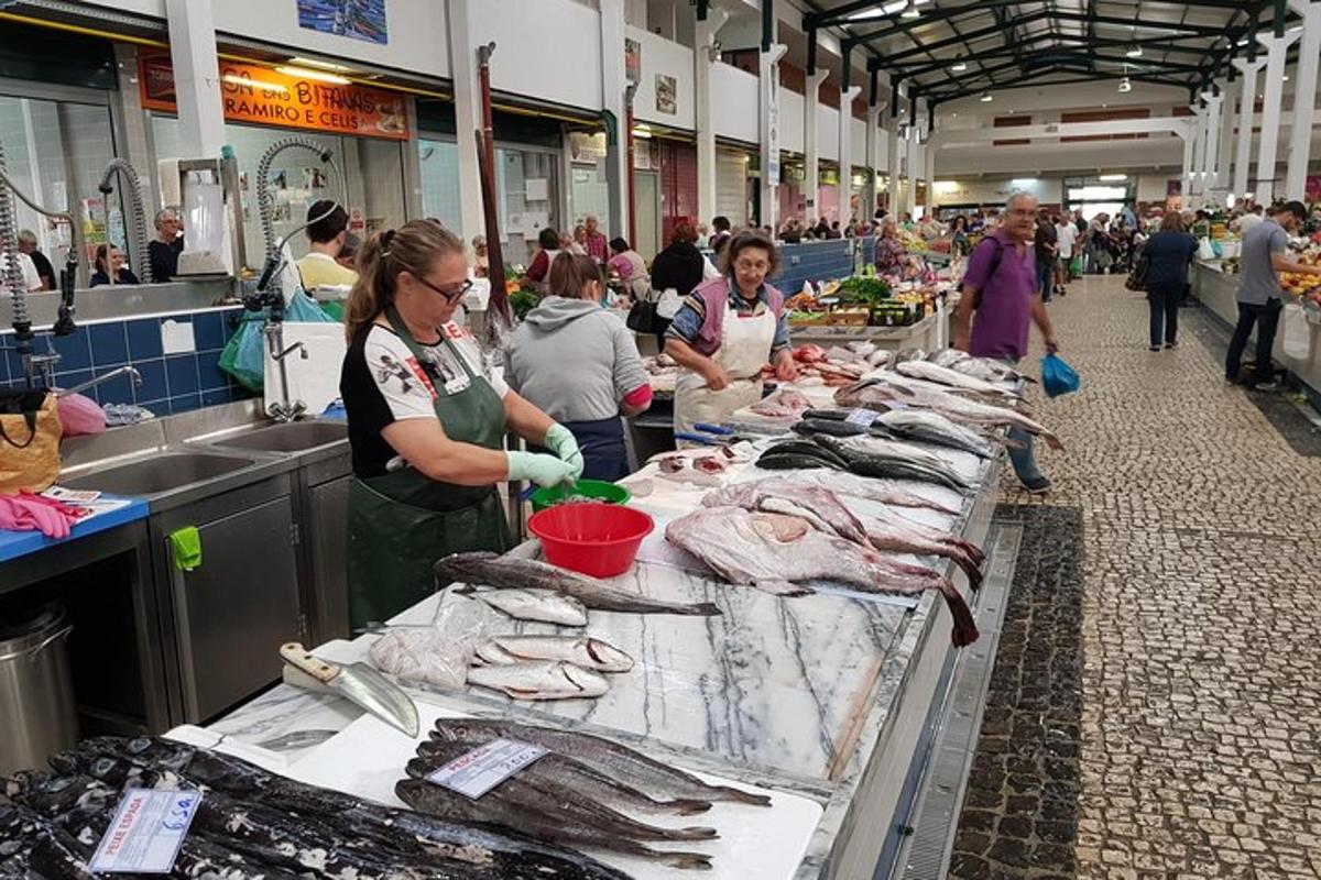 un groupe de personnes sur un marché vendant du poisson