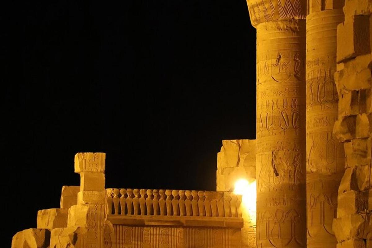 un edificio con una scritta sul lato di notte