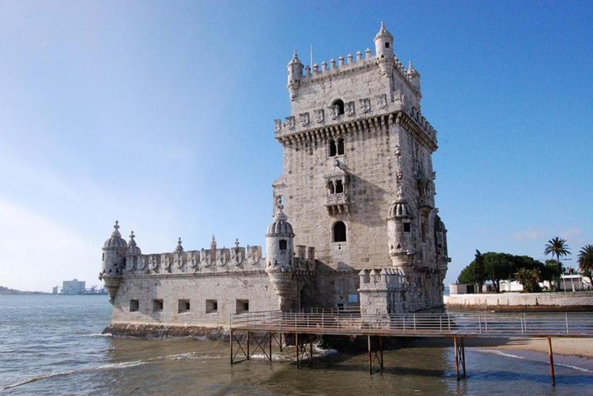 un castello bianco nell'acqua sulla spiaggia