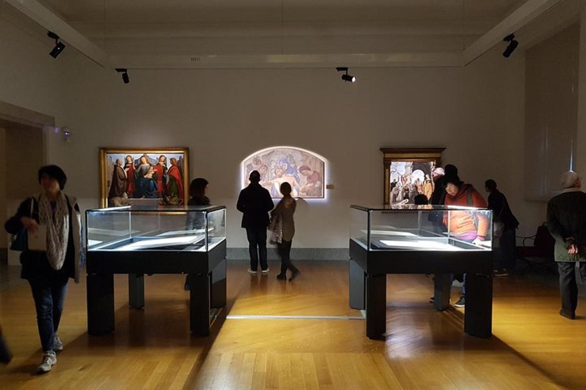 um grupo de pessoas olhando arte em um museu