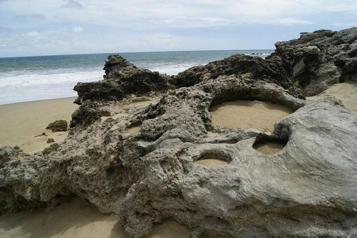 kamena formacija na plaži s oceanom