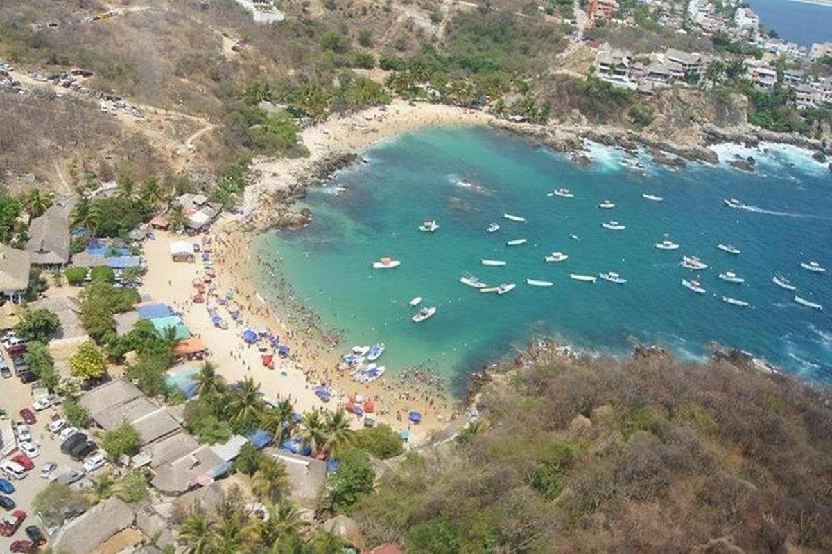 Zračni pogled na plažu s brodovima u vodi