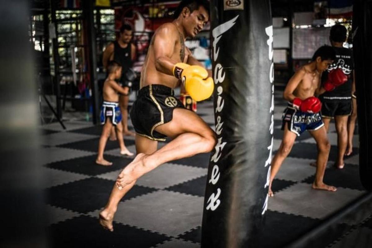 um homem parado em um canto de um ringue de boxe