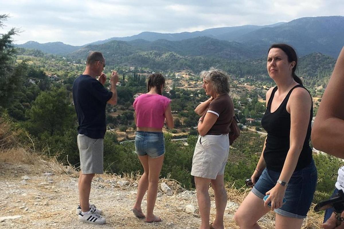 un gruppo di persone in piedi sulla cima di una montagna