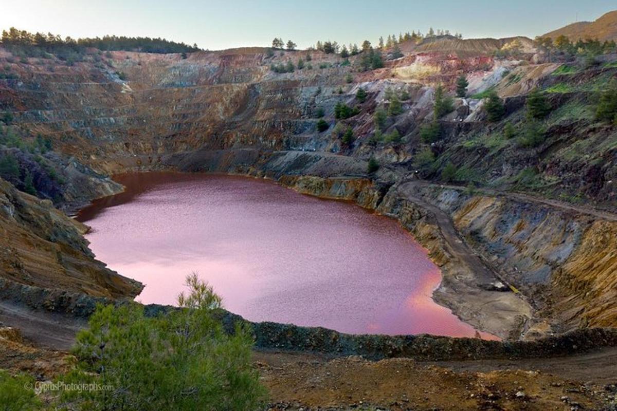 una grande piscina di acqua rosa in un canyon