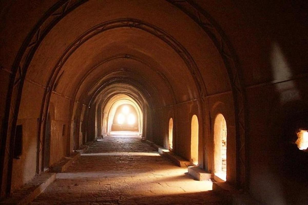 tume koridor, mille lõpus on tunnel, mille lõpus on valgus