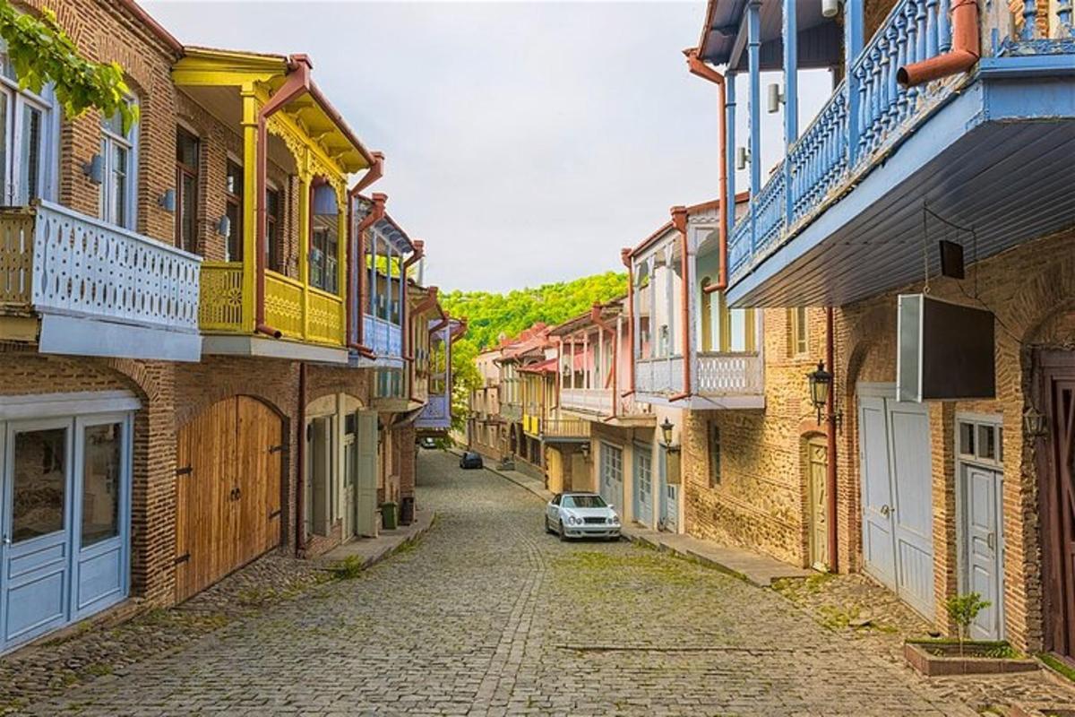 egy sikátor, ahol egy autó parkolt az utcán