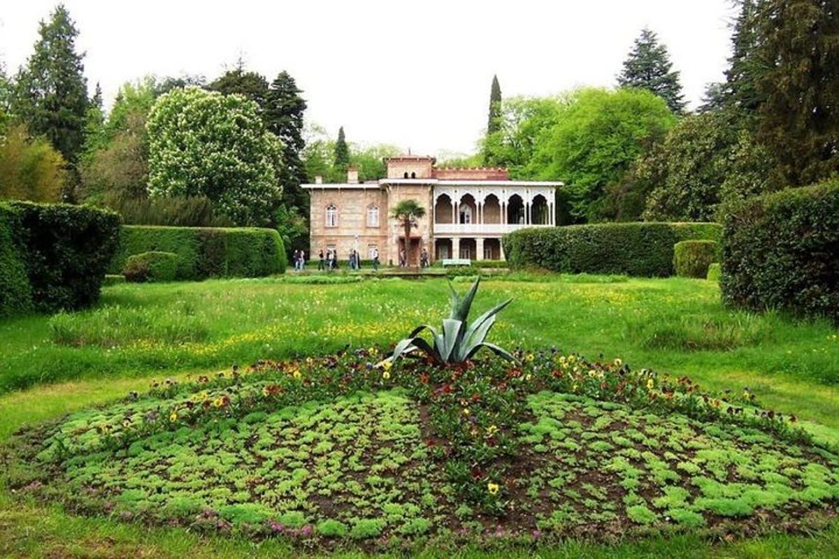 uma casa grande no meio de um campo