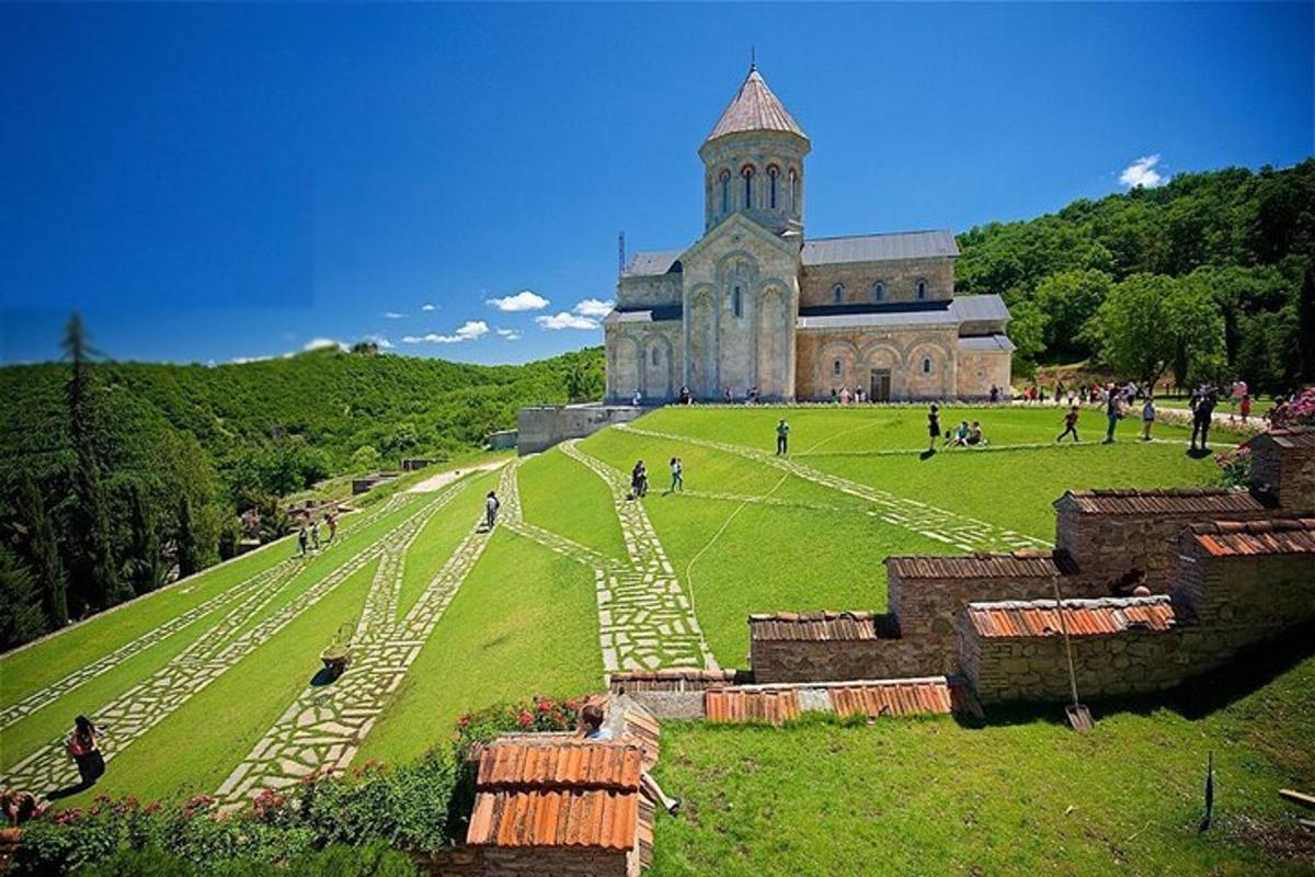 velká budova s věží na vrcholu zeleného pole