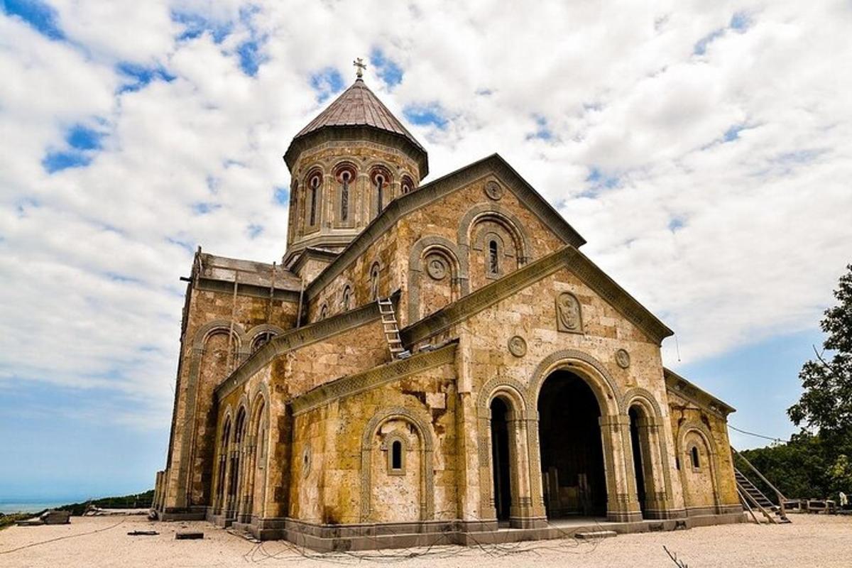 uma igreja antiga com uma torre no topo
