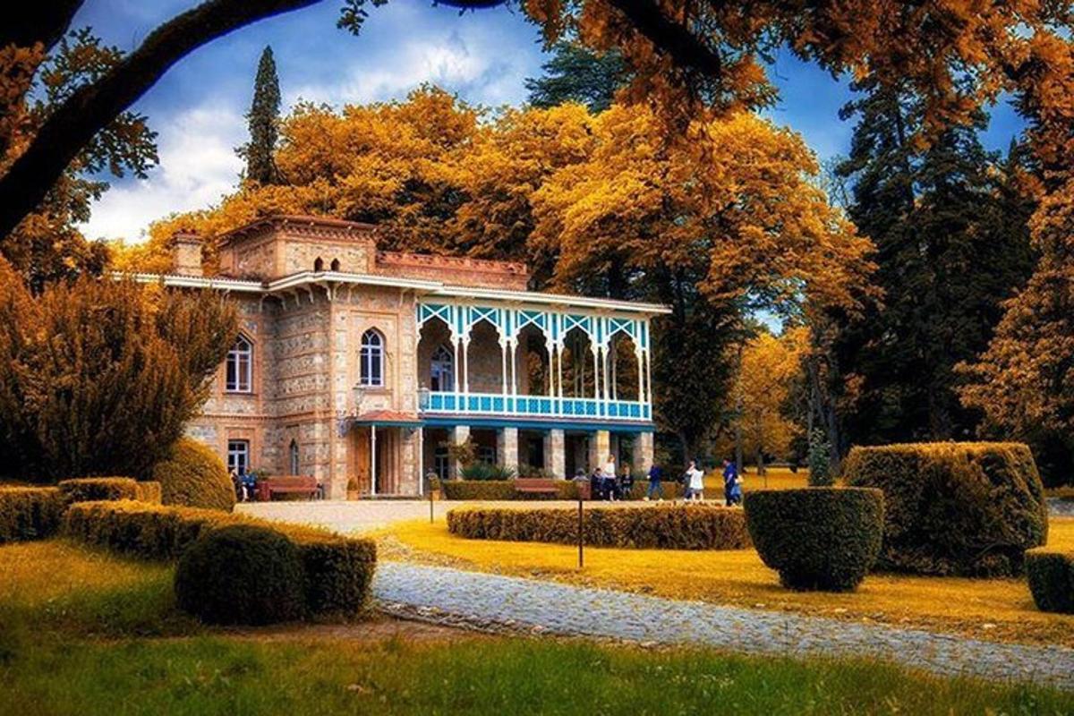 uma casa velha com um jardim na frente
