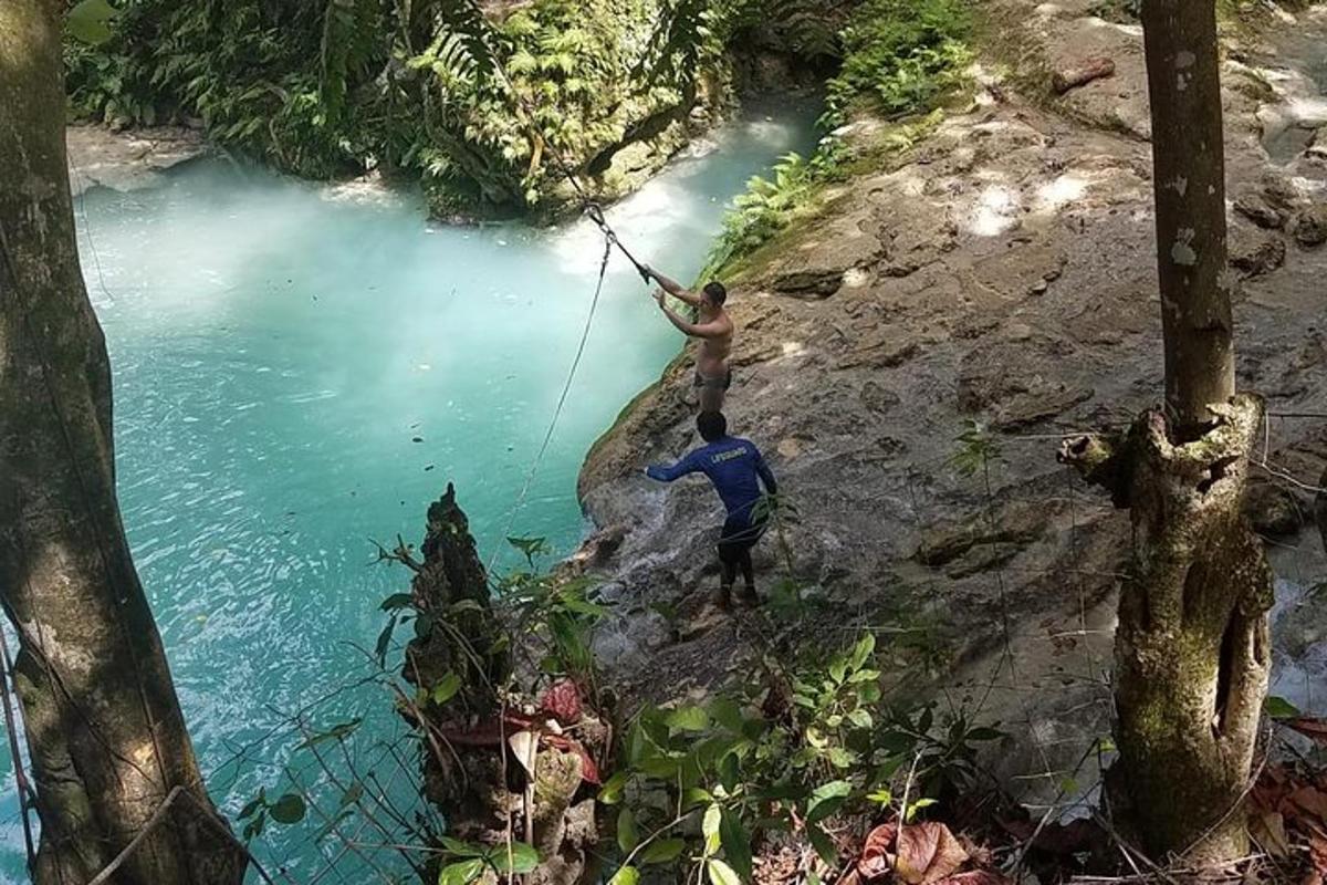 hai người đàn ông đang đứng trên bờ sông