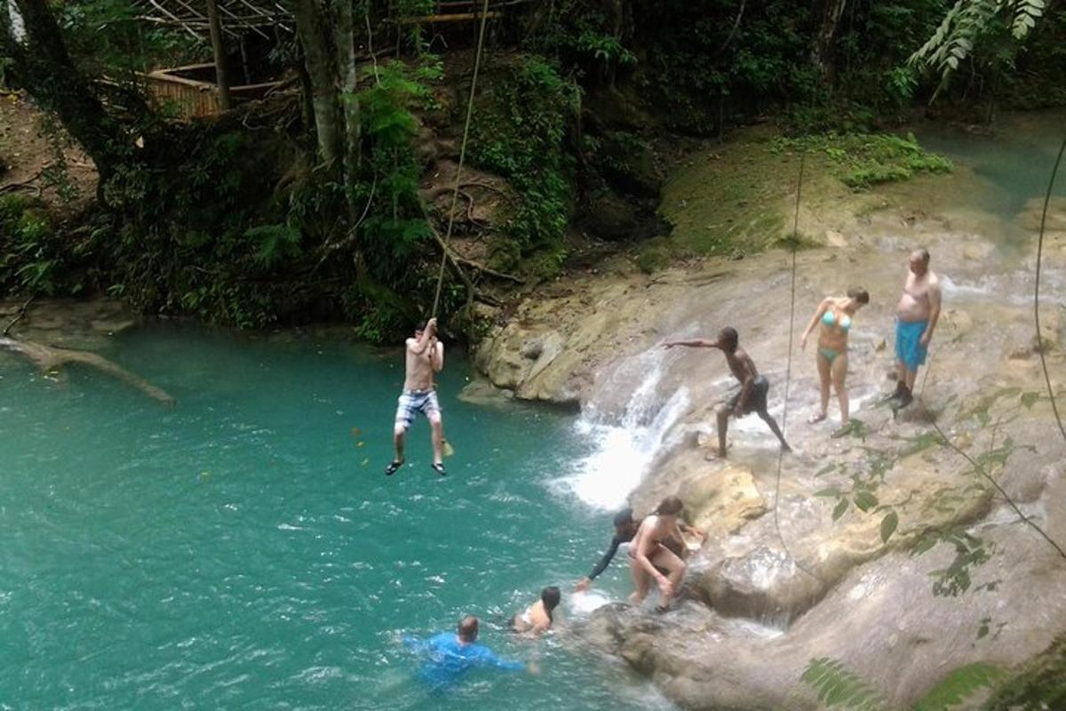 eine Gruppe von Menschen, die in einen Fluss springen