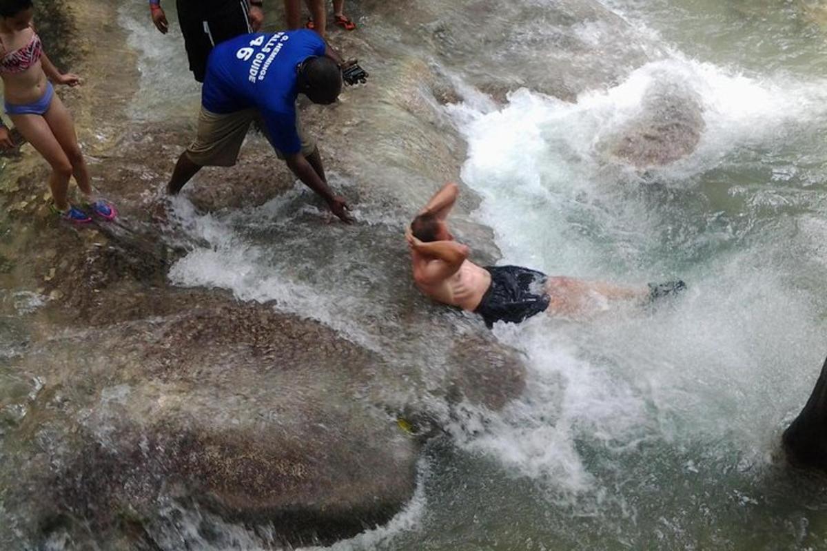 seorang lelaki sedang berbaring di atas batu di dalam air