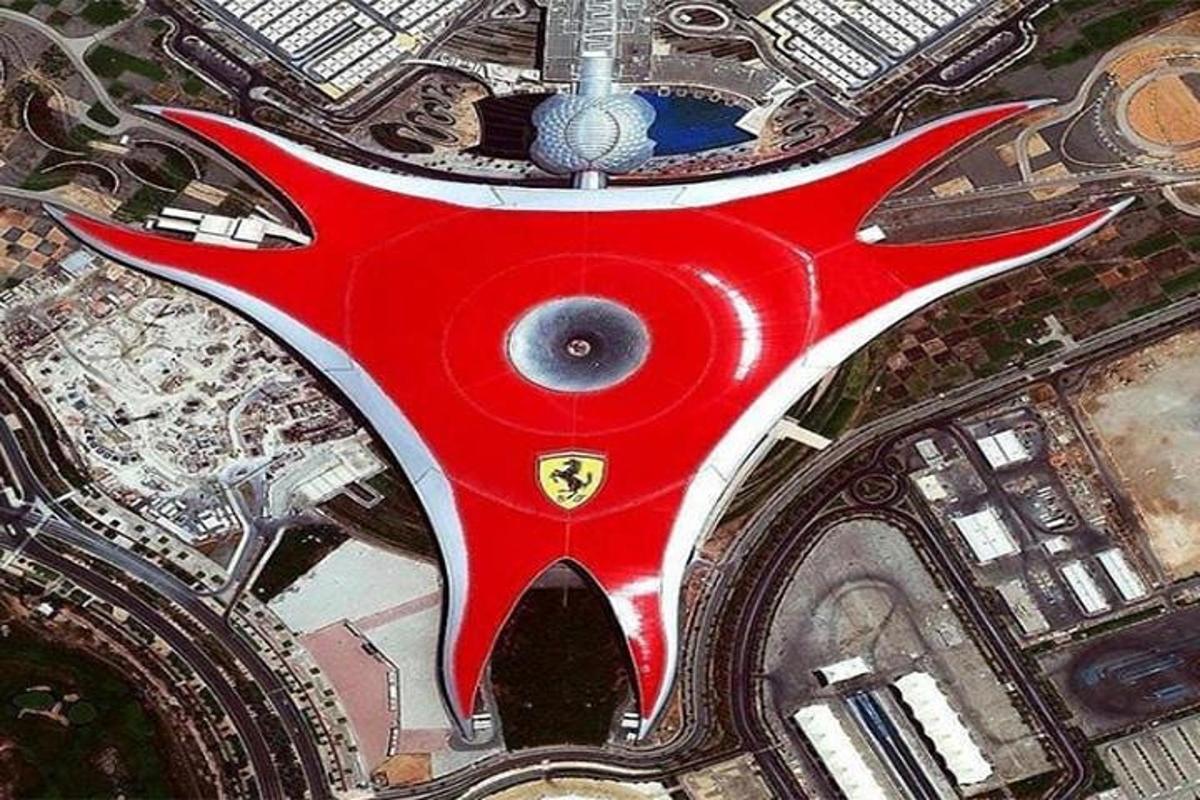 Поглед из ваздуха на црвени авион који лети изнад града
