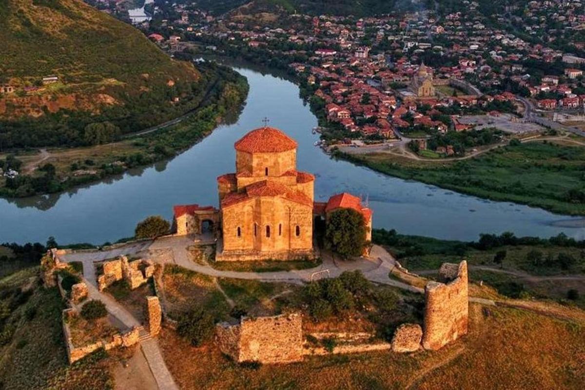 стари замак на брду поред реке