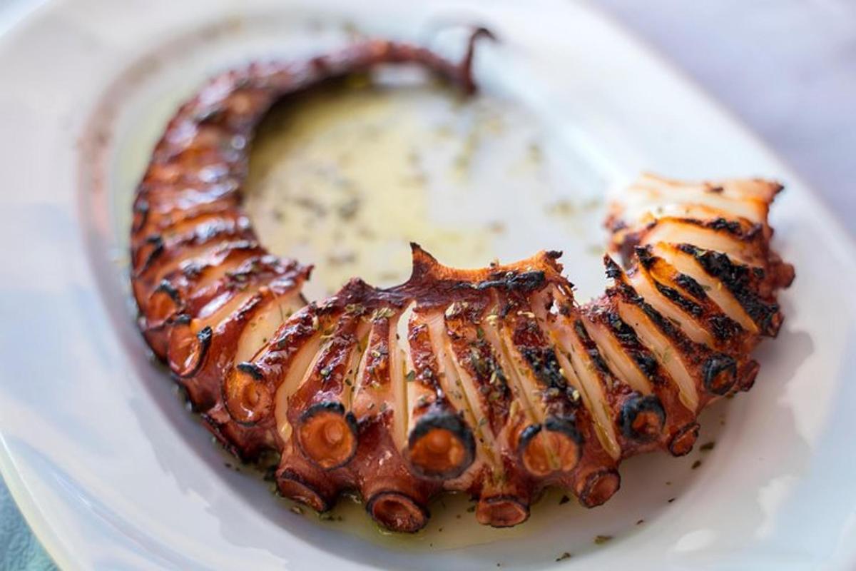 ein weißer Teller mit Essen mit Fleisch und Soße