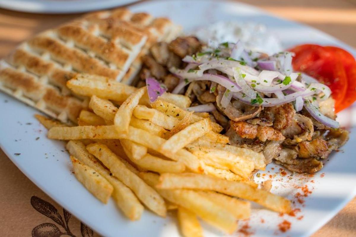 sepinggan makanan dengan wafel dan kentang goreng