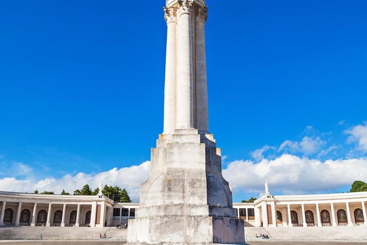 sebuah monumen besar di hadapan sebuah bangunan