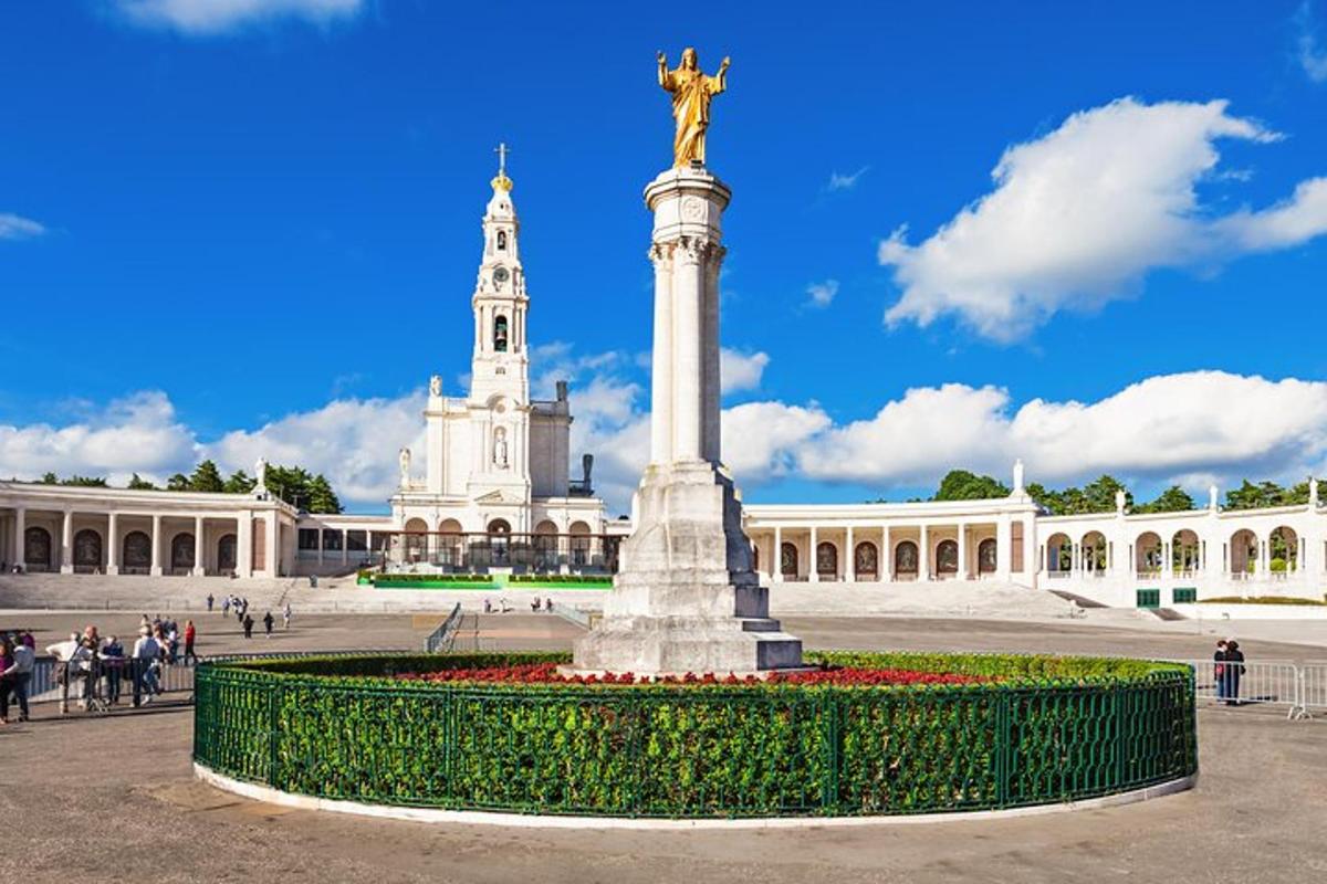 a monument in front of a building with a statue