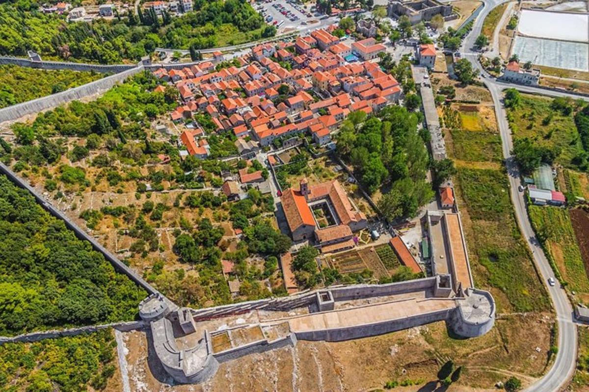 Letecký pohled na město s budovami a stromy