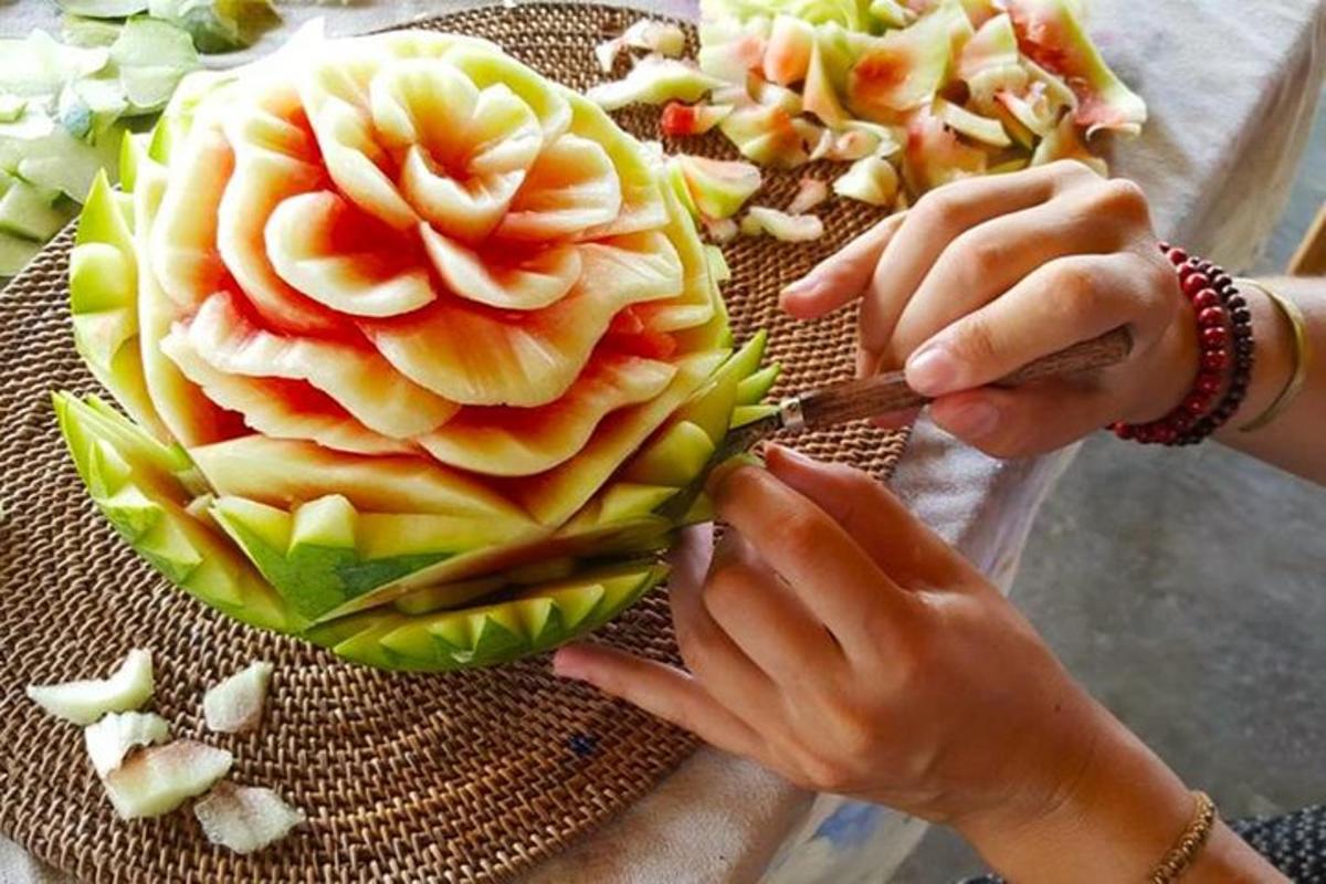 una donna che taglia un fiore su un piatto