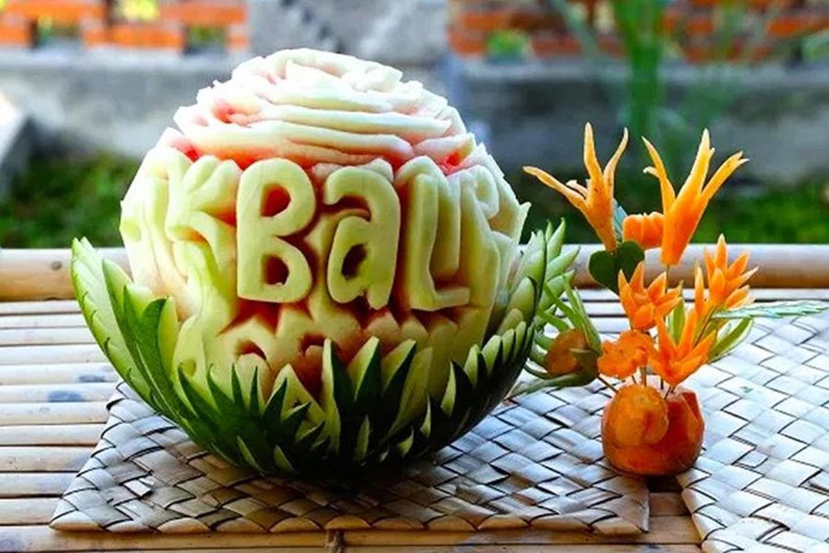 un cupcake con la parola palla scritta sopra