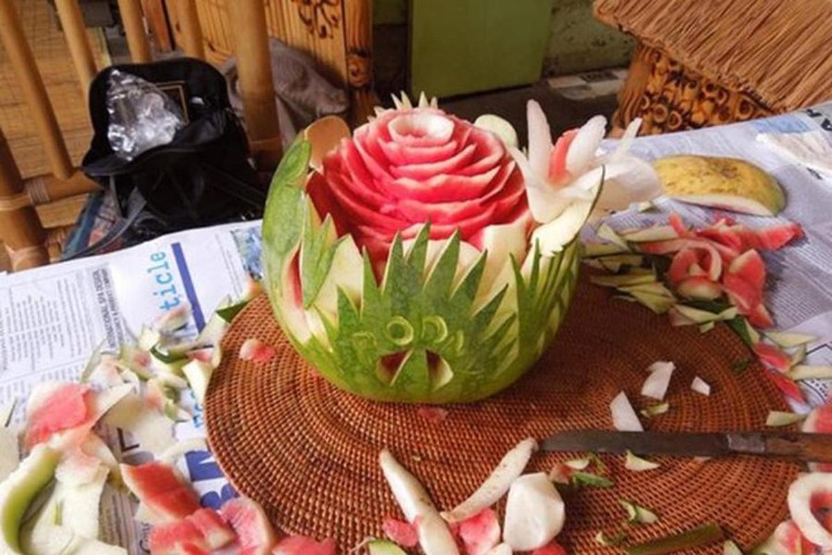 un cupcake con un fiore sopra un tavolo