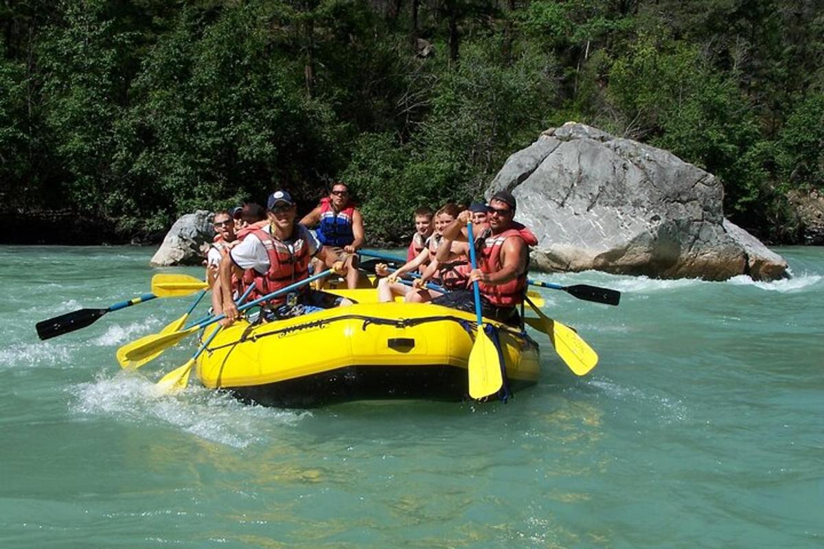 un gruppo di persone su una zattera gialla in acqua