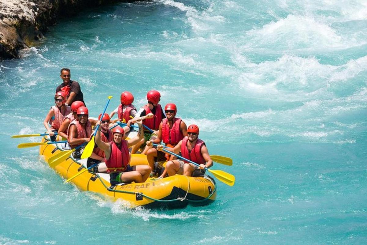 sekumpulan orang dalam rakit di dalam air