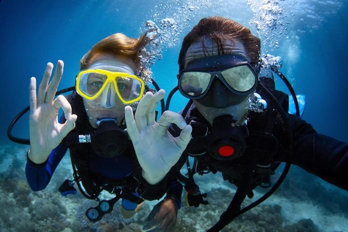 Dos personas con equipo de buceo posando para una fotografía