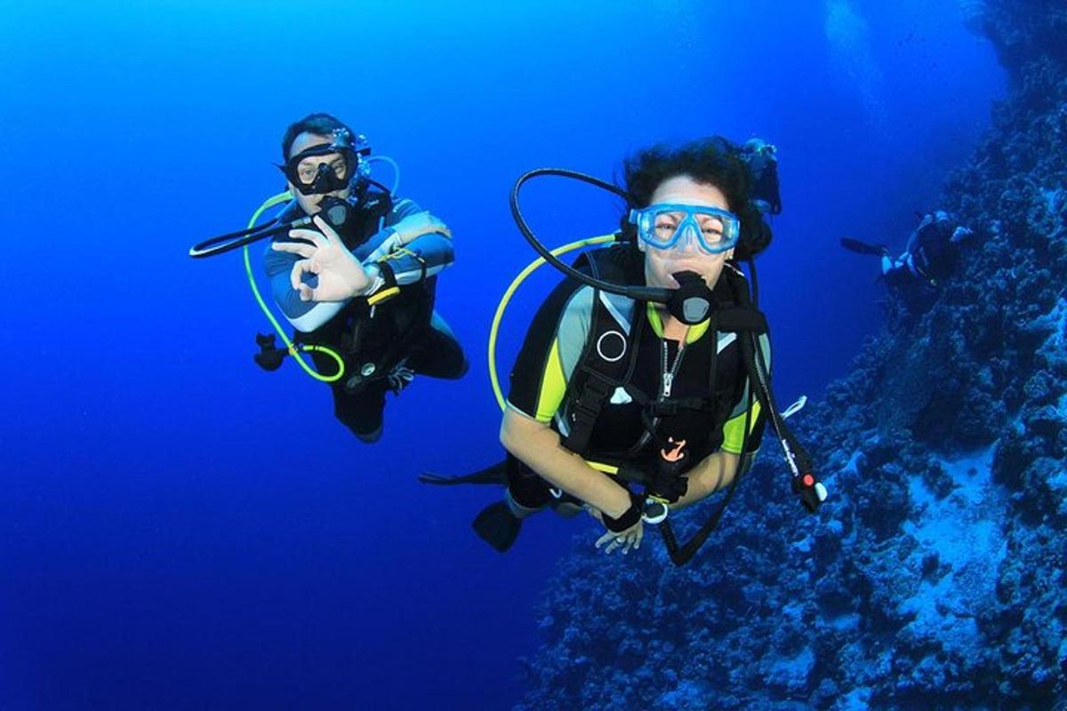 Dos personas buceando en el agua azul