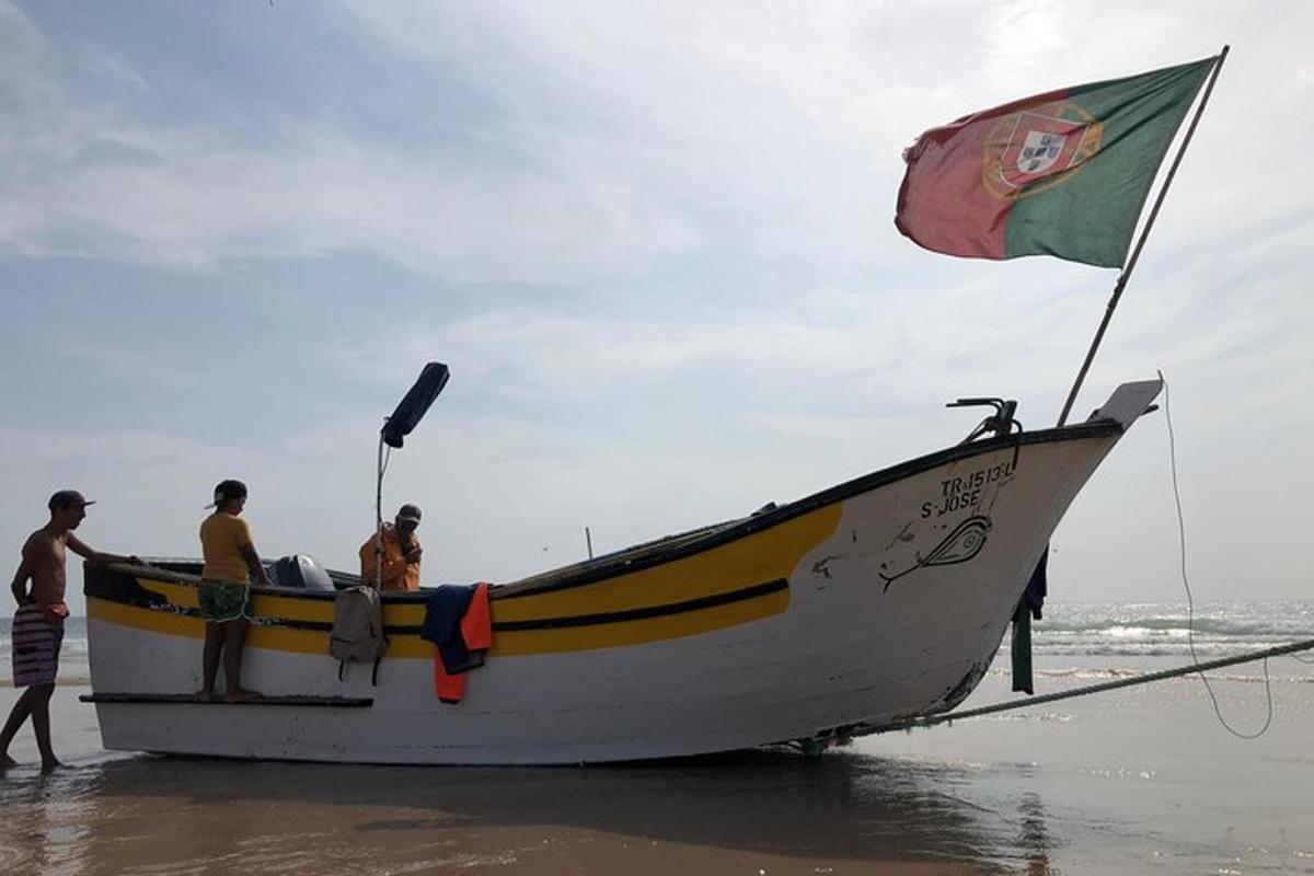 un gruppo di persone su una barca sulla spiaggia