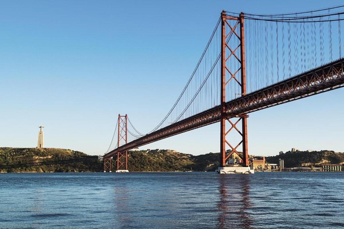 un ponte sopra uno specchio d'acqua con