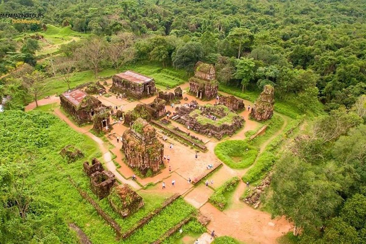 uma vista aérea de um edifício em um parque