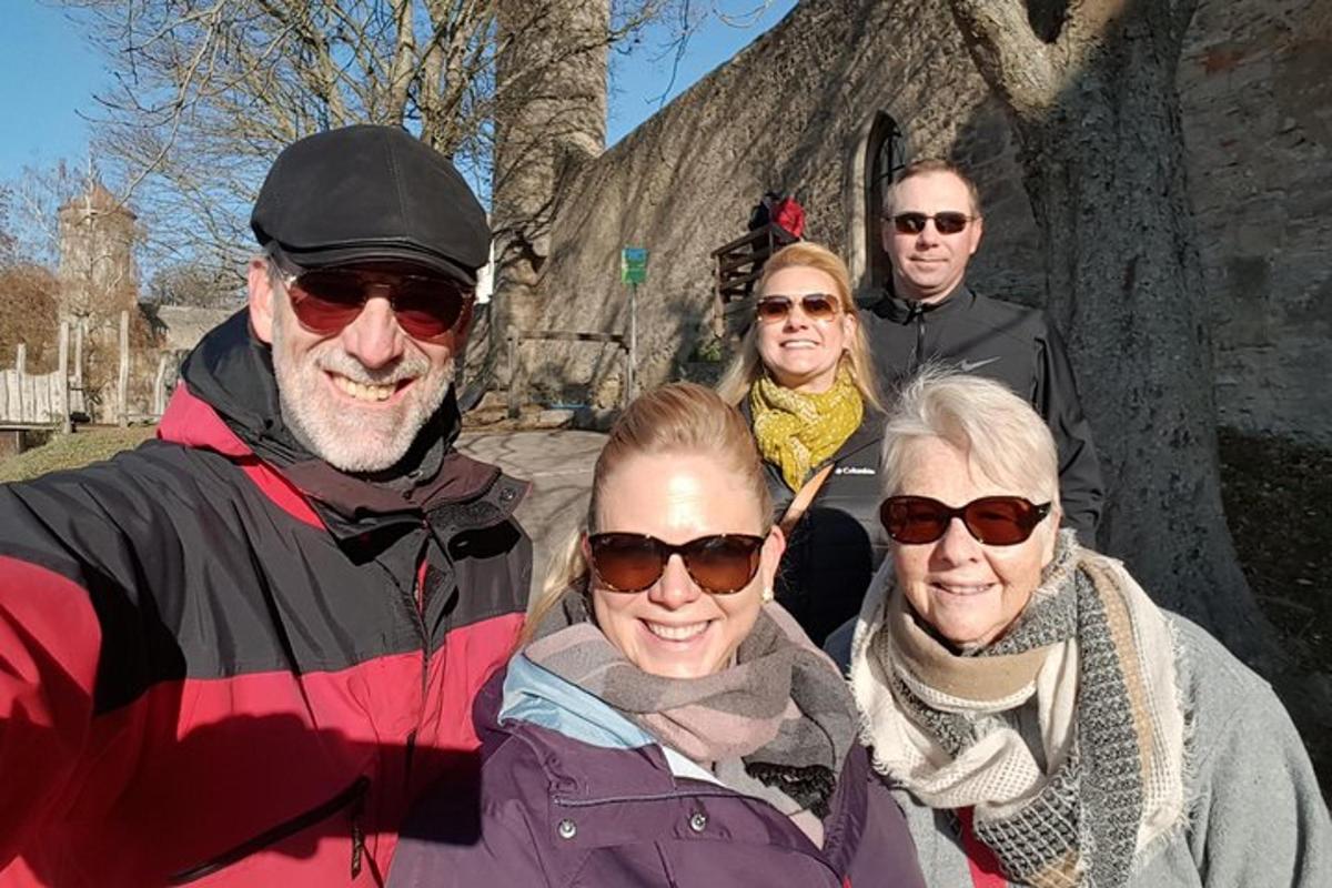 eine Gruppe von Menschen, die für ein Foto posieren