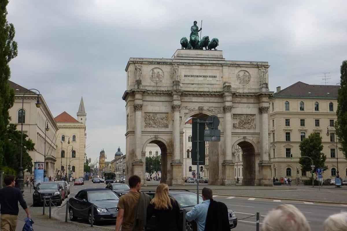 skupina lidí stojících před budovou
