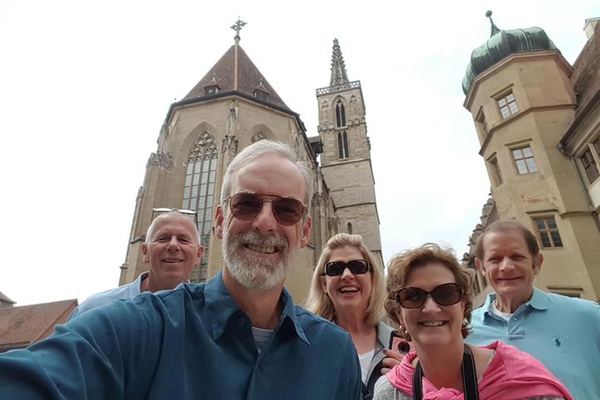 eine Gruppe von Menschen steht vor einer Kirche