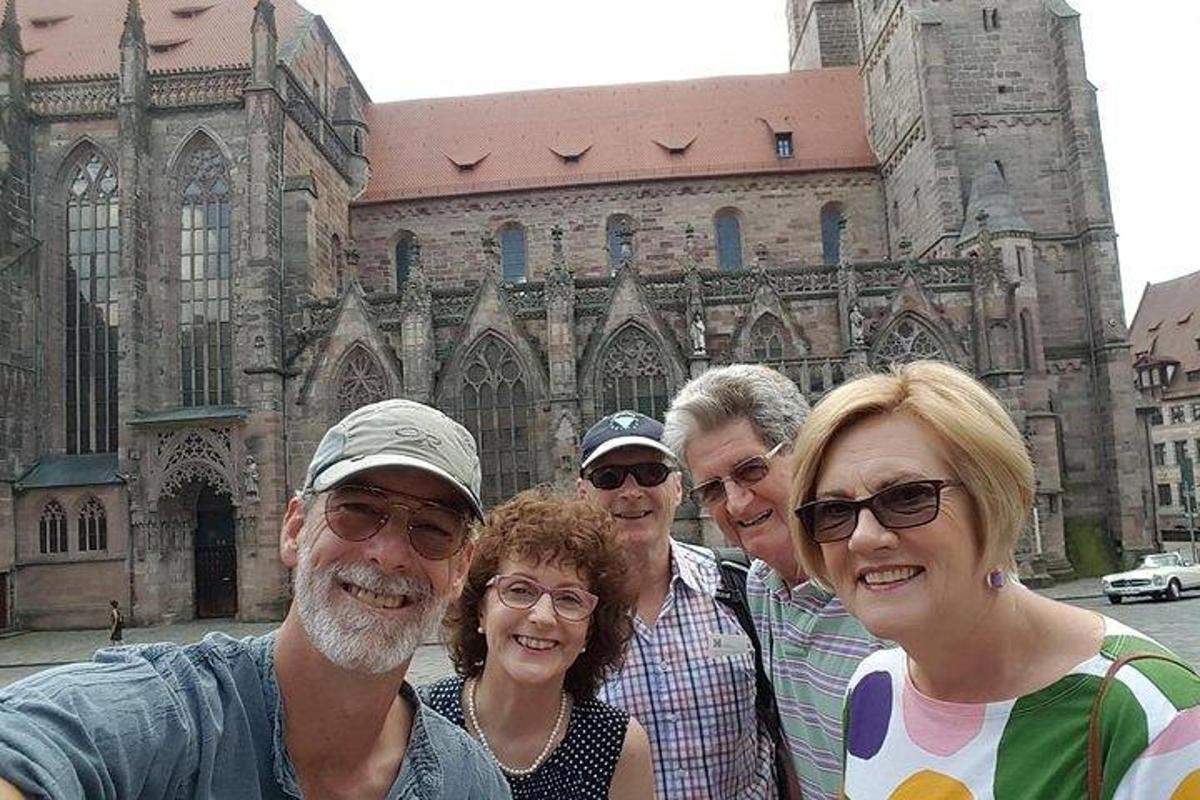 un gruppo di persone in piedi davanti a una chiesa