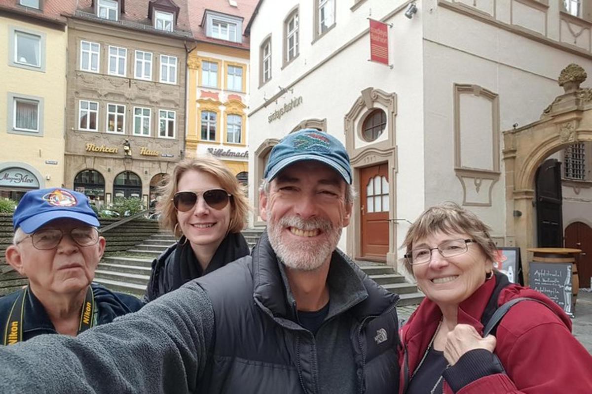 un gruppo di tre persone che posano per una foto