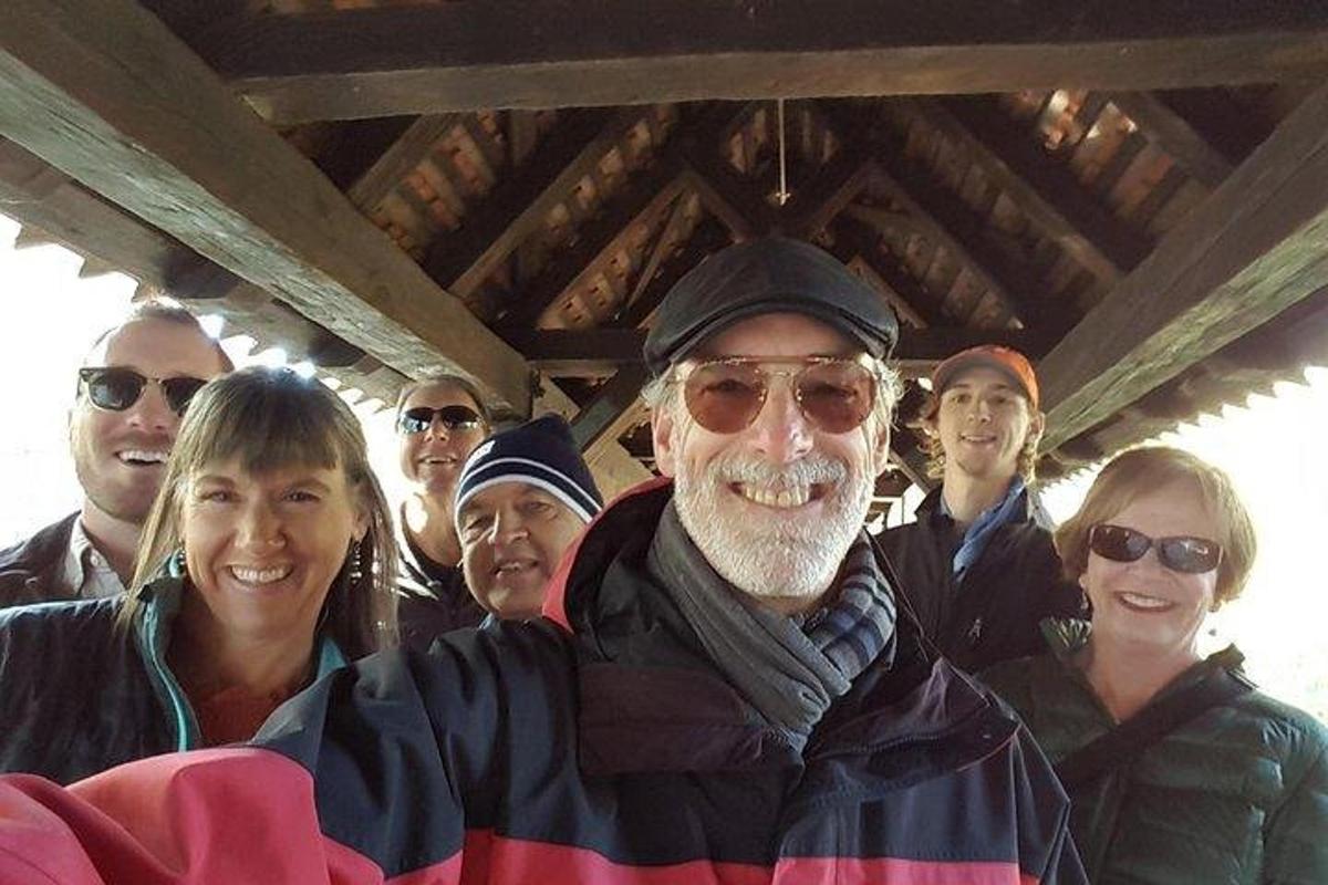 un gruppo di persone posa per una foto