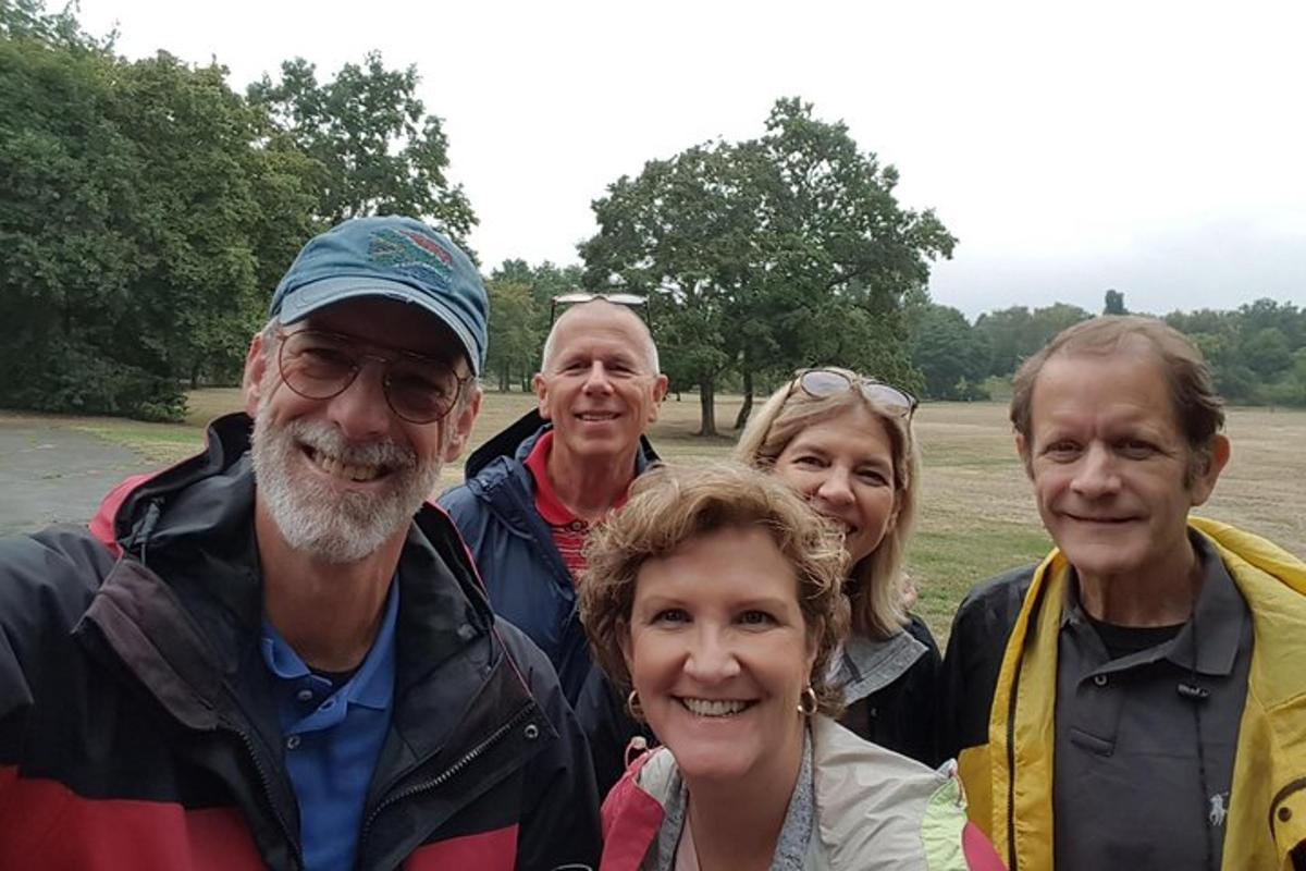 un gruppo di persone che posano per una foto