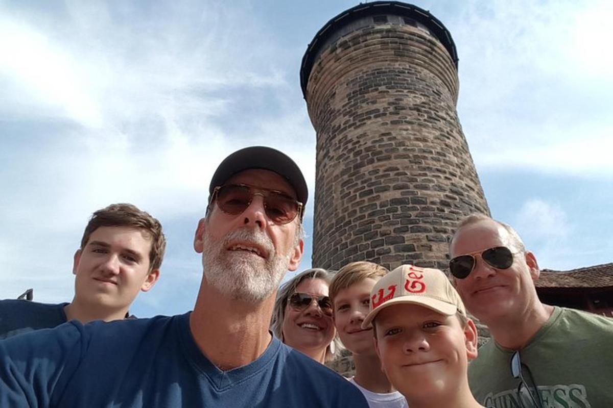 un gruppo di persone in piedi davanti a una torre
