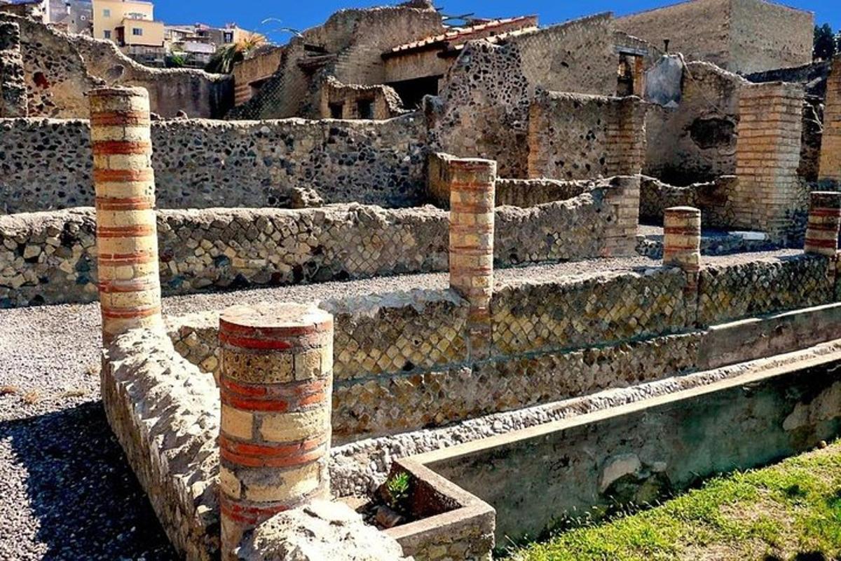 skupina ruin budovy s pilíři